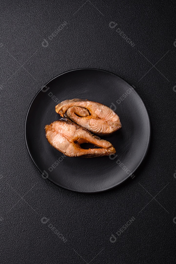 Fatias de salmão cru em uma tábua madeira