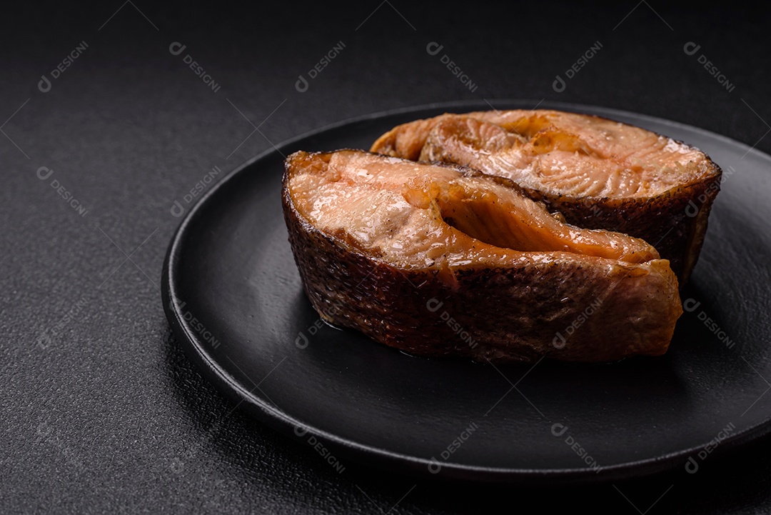 Fatias de salmão cru em uma tábua madeira