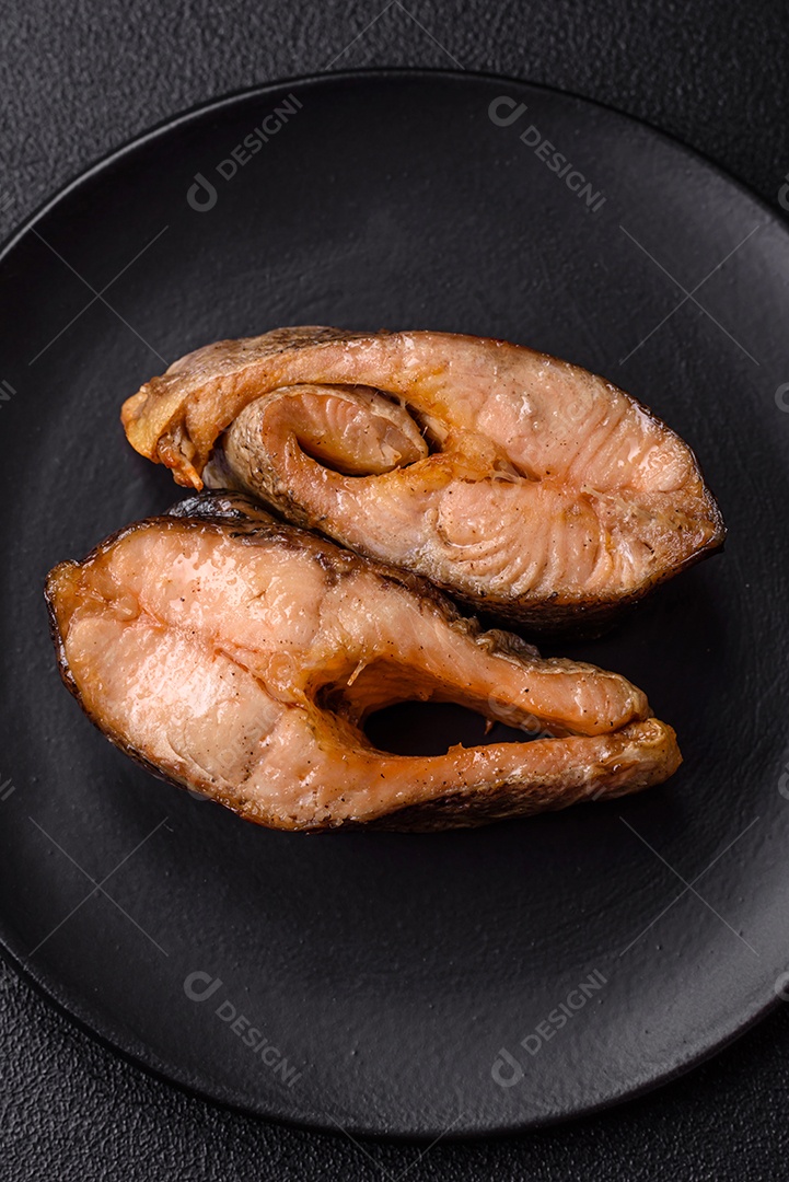 Fatias de salmão cru em uma tábua madeira