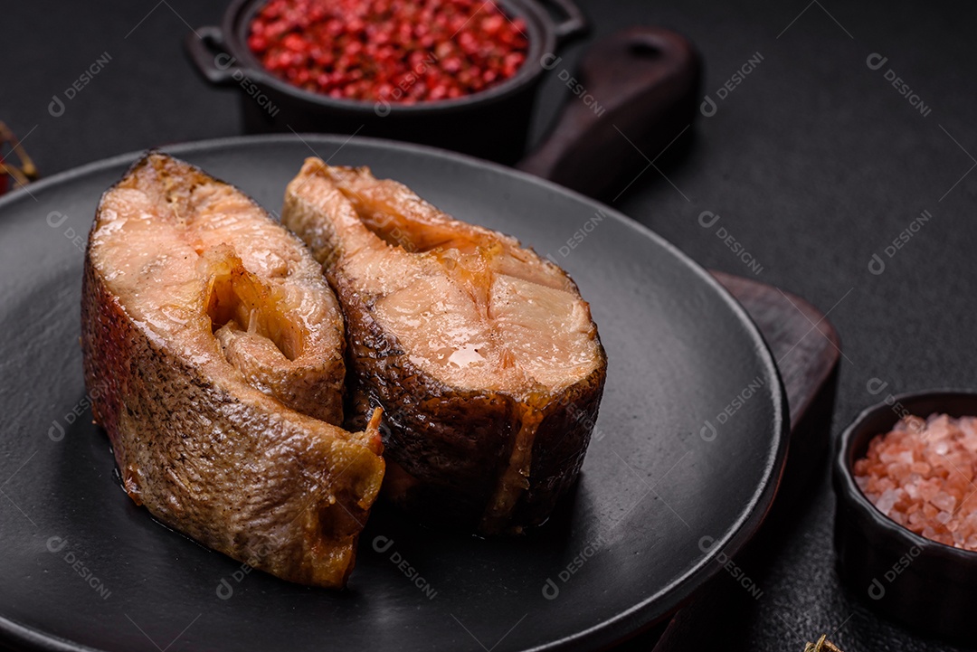 Fatias de salmão cru em uma tábua madeira