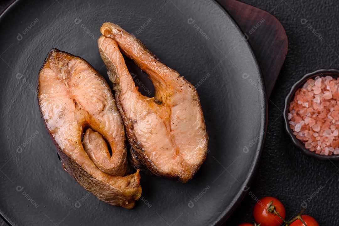 Fatias de salmão cru em uma tábua madeira