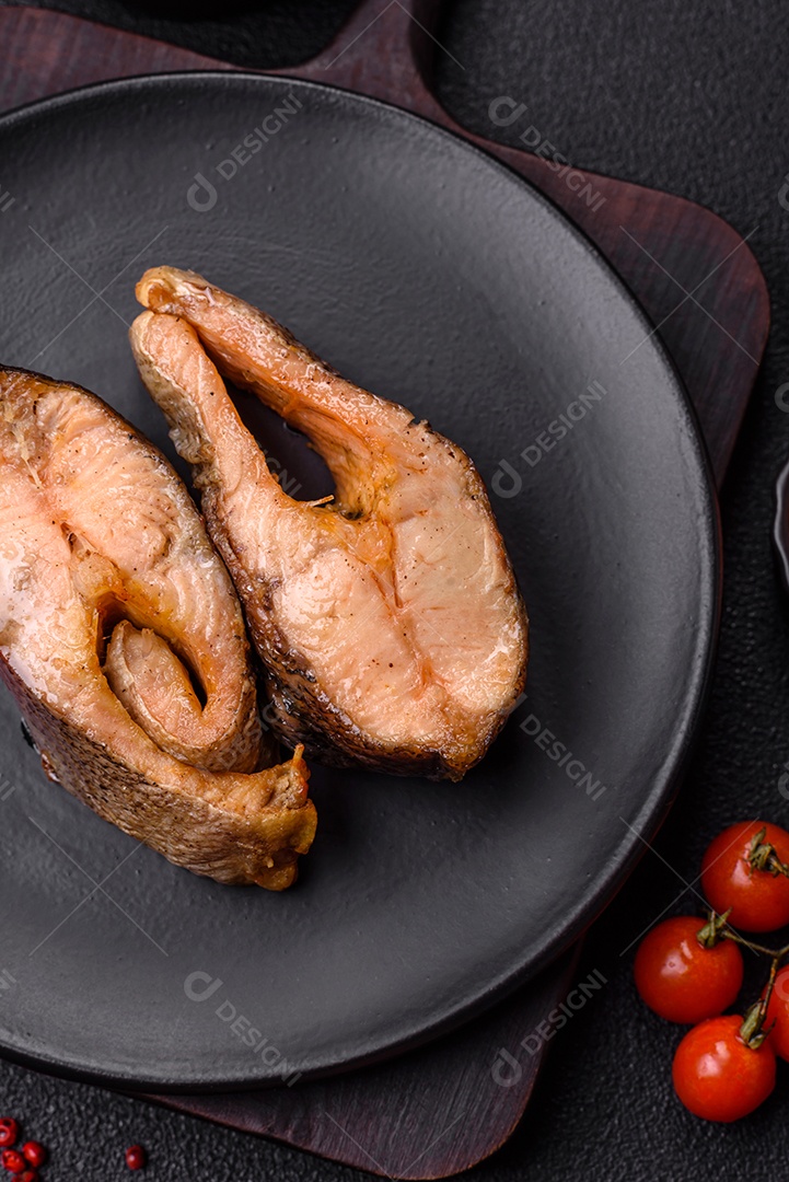 Fatias de salmão cru em uma tábua madeira