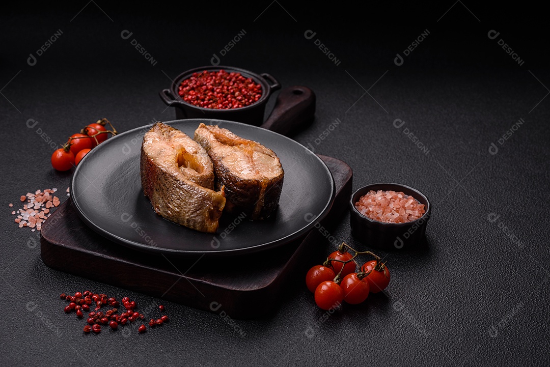 Fatias de salmão cru em uma tábua madeira