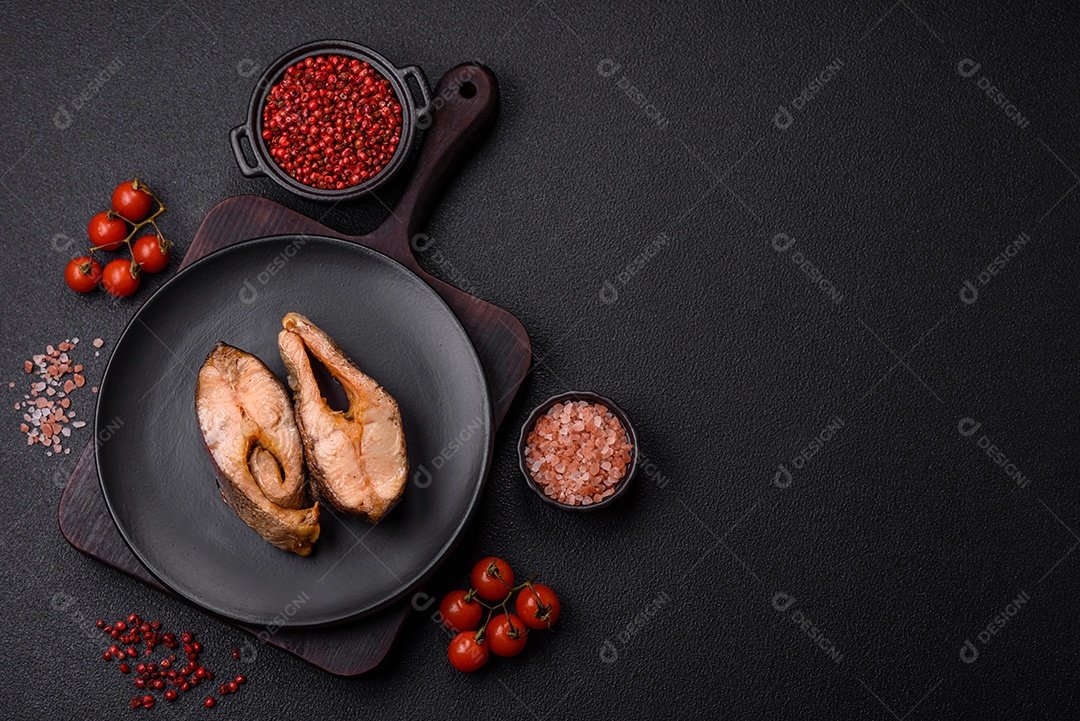 Fatias de salmão cru em uma tábua madeira