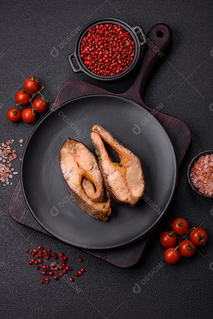 Fatias de salmão cru em uma tábua madeira