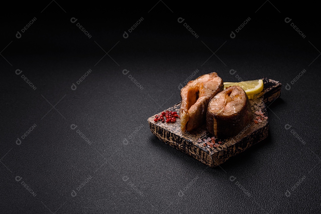 Fatias de salmão cru em uma tábua madeira