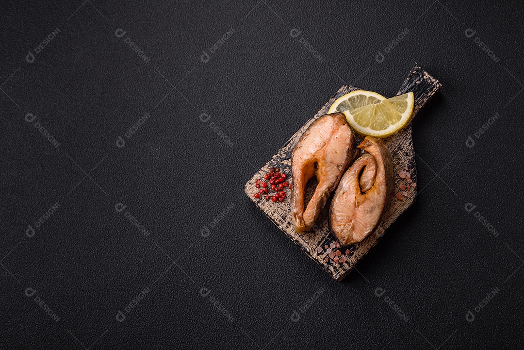 Fatias de salmão cru em uma tábua madeira