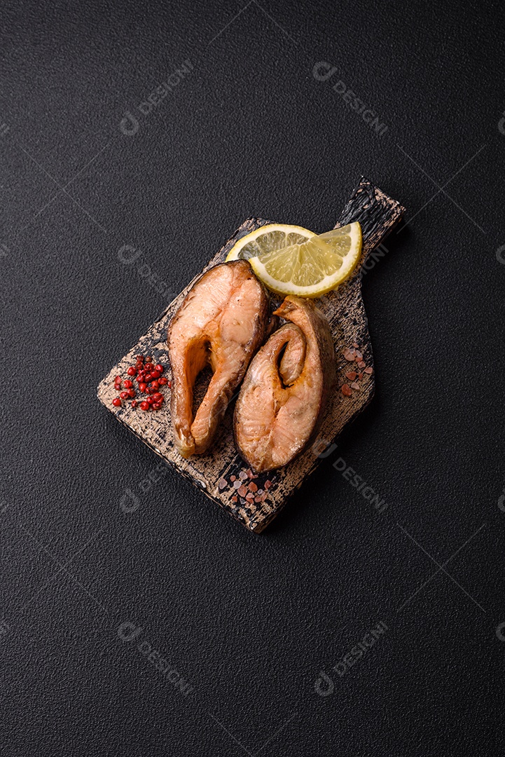 Fatias de salmão cru em uma tábua madeira