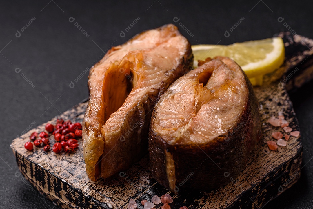 Fatias de salmão cru em uma prato branco