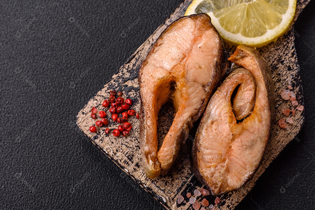 Fatias de salmão cru em uma tábua madeira