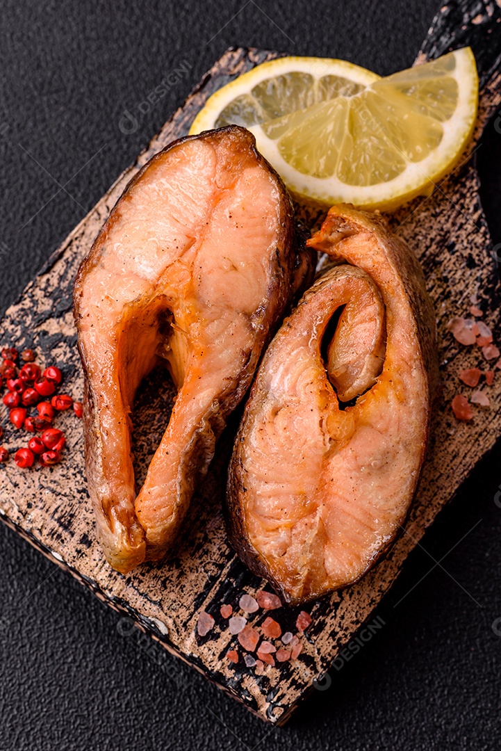 Fatias de salmão cru em uma prato branco