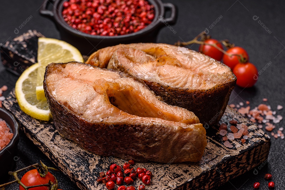 Fatias de salmão cru em uma prato branco