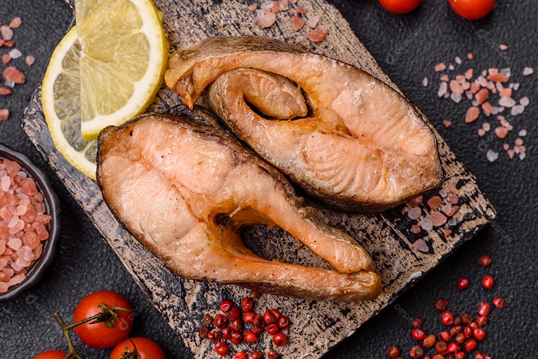 Fatias de salmão cru em uma tábua madeira