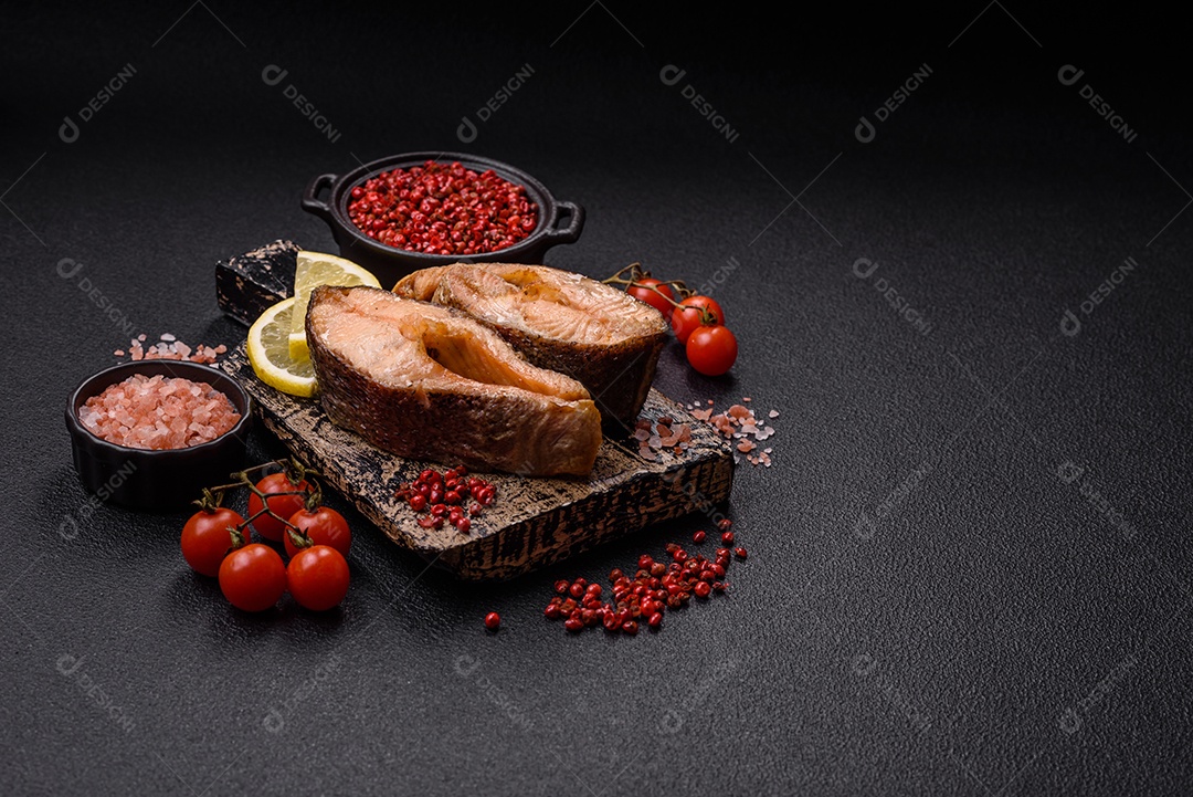 Fatias de salmão cru em uma prato branco