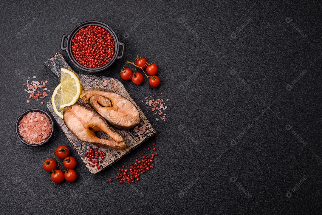 Fatias de salmão cru em uma prato branco