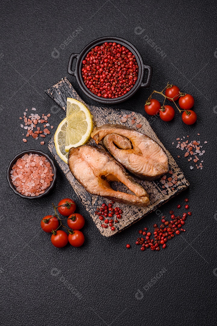 Fatias de salmão cru em uma prato branco