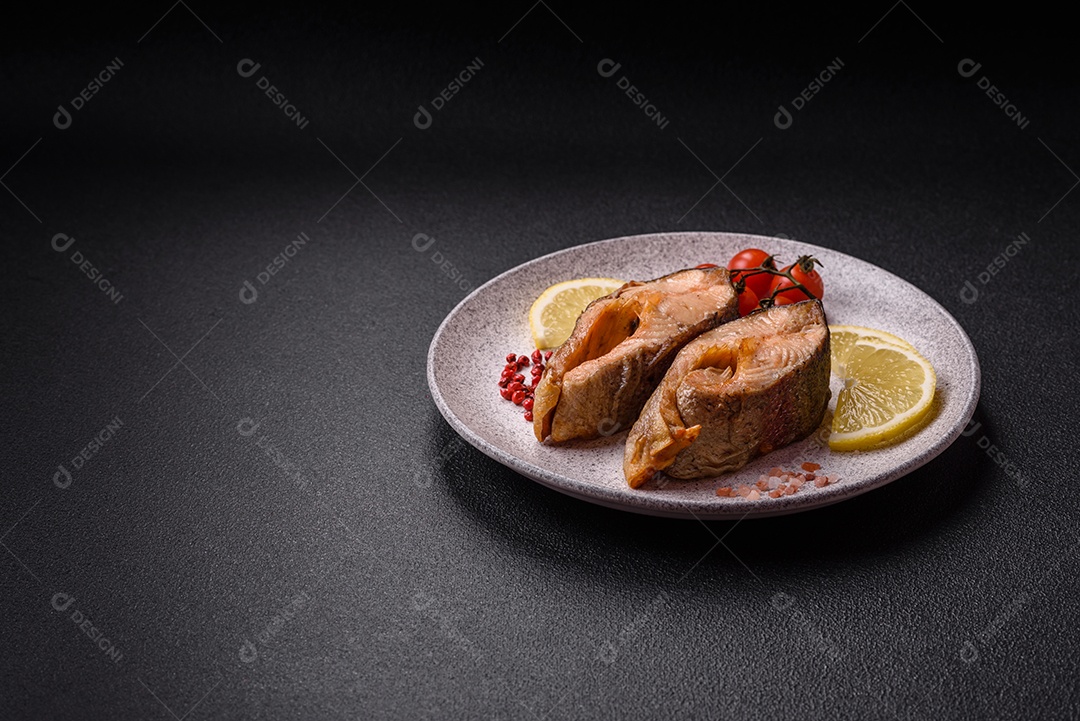 Fatias de salmão cru em uma prato branco