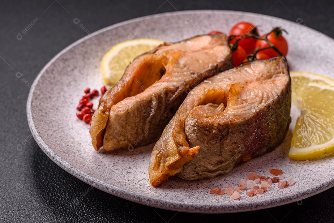 Fatias de salmão cru em uma prato branco