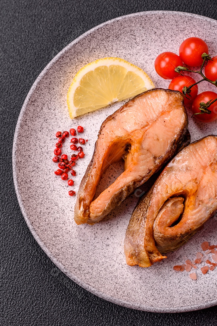 Fatias de salmão cru em uma tábua madeira