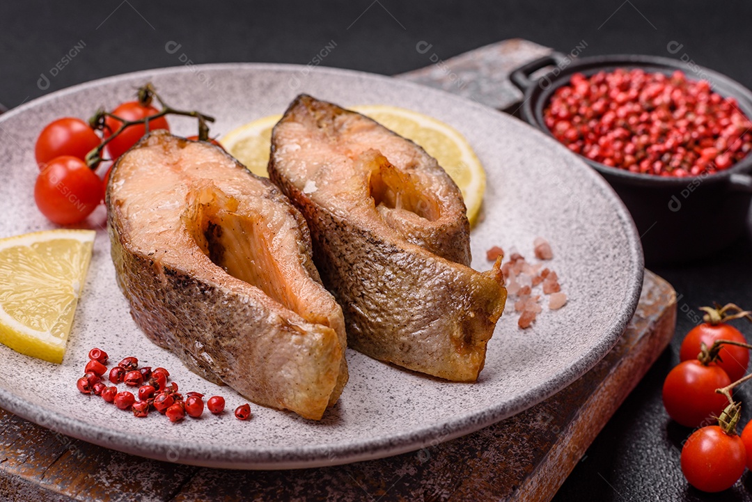 Fatias de salmão cru em uma tábua madeira