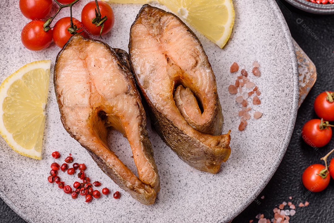 Fatias de salmão cru em uma tábua madeira