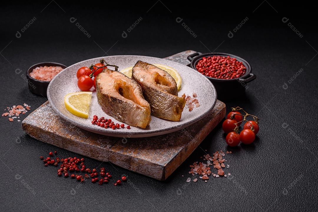 Fatias de salmão cru em uma tábua madeira