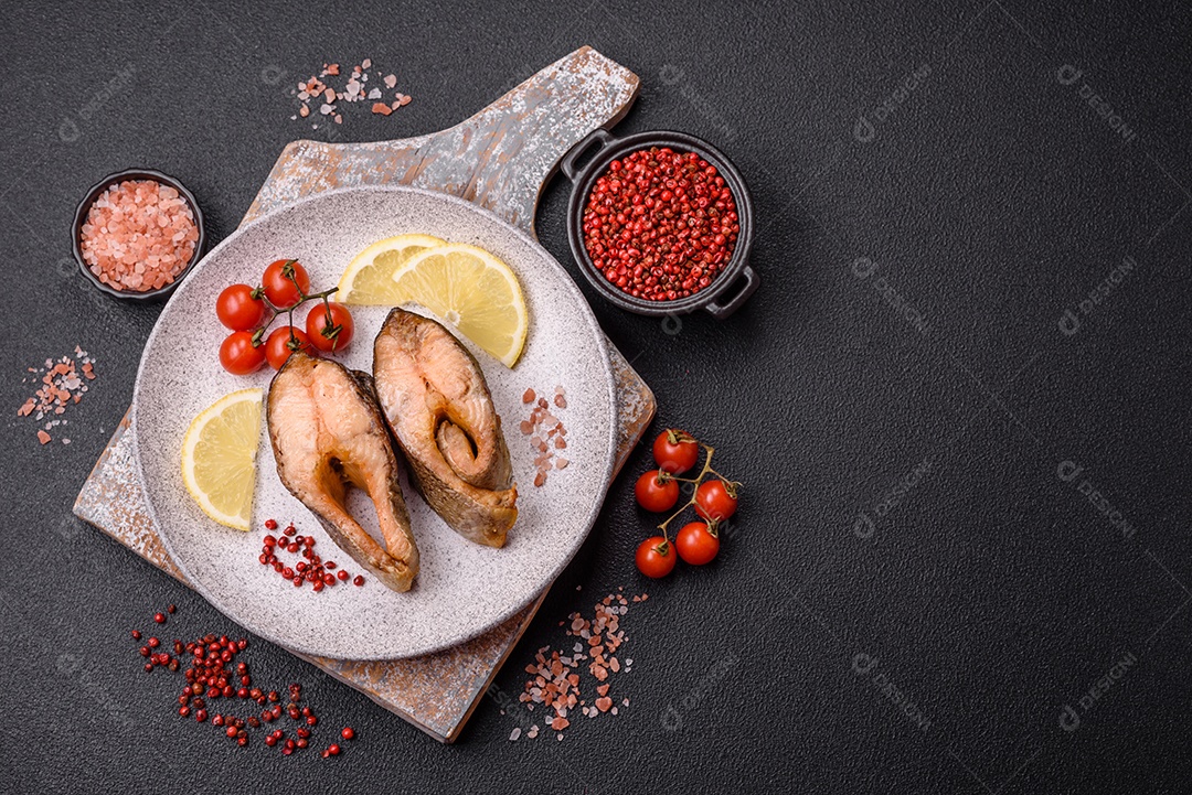 Fatias de salmão cru em uma prato branco