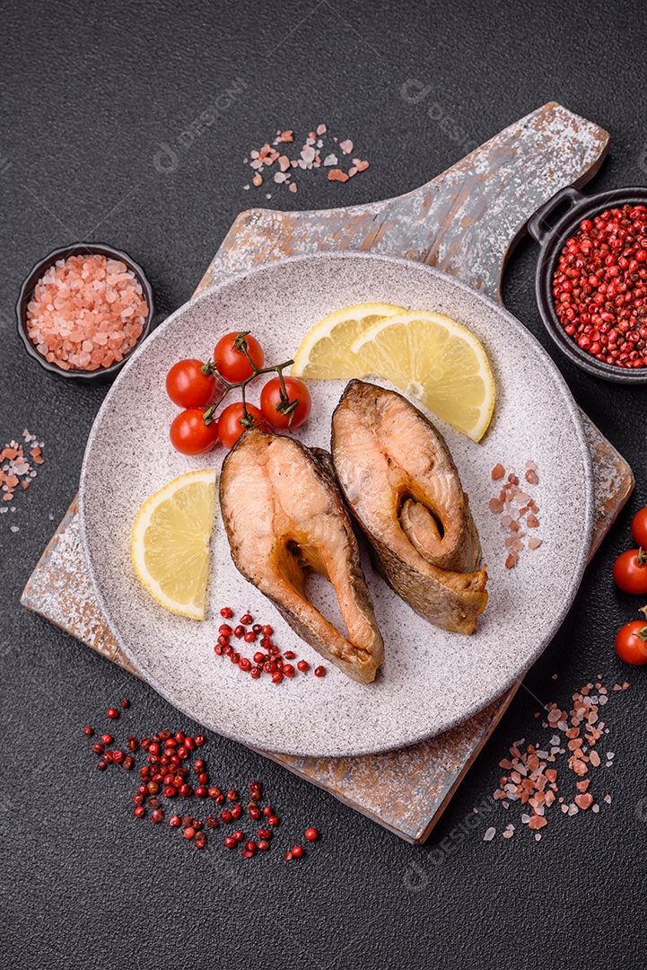Fatias de salmão cru em uma prato branco