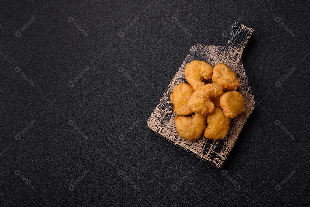 Nuggets de frango frito em um prato mesa concreto