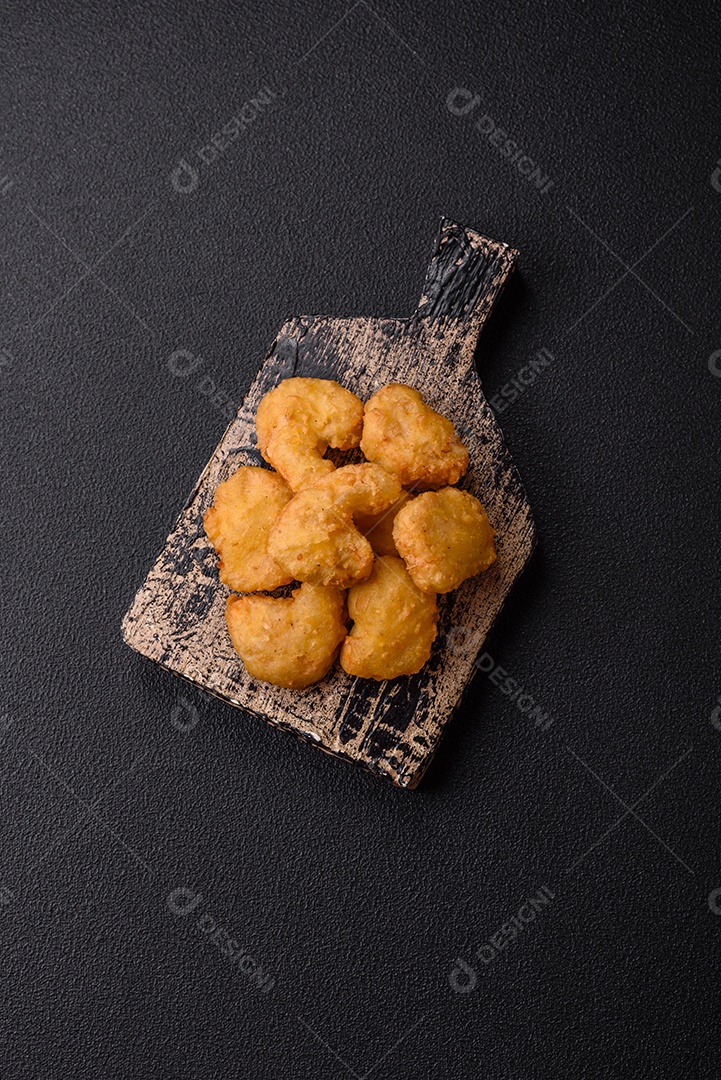 Nuggets de frango frito em um prato mesa concreto