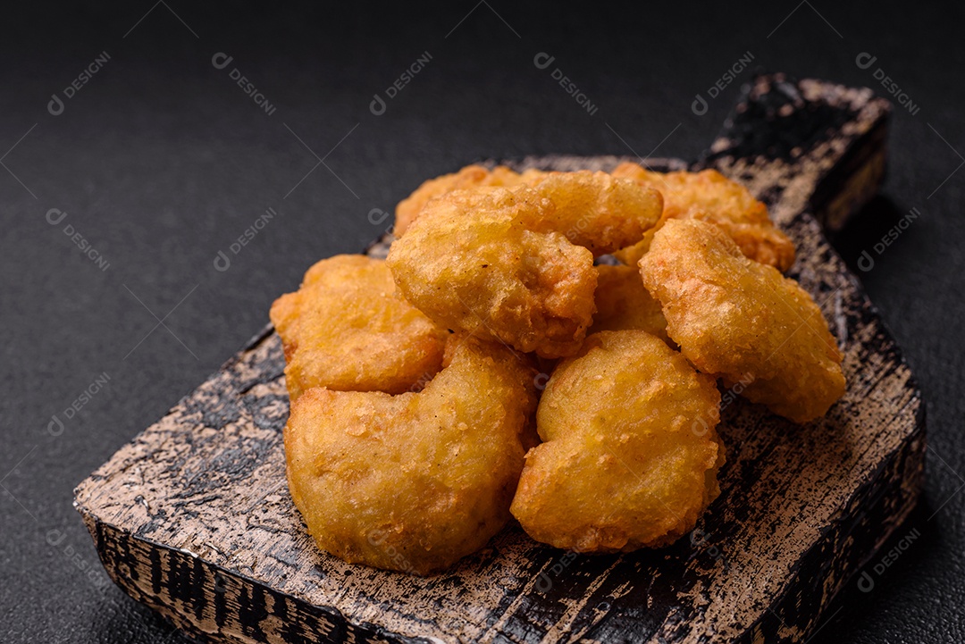 Nuggets de frango frito em um prato mesa concreto