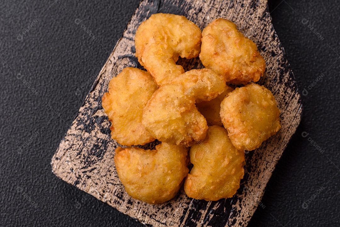 Nuggets de frango frito em um prato mesa concreto