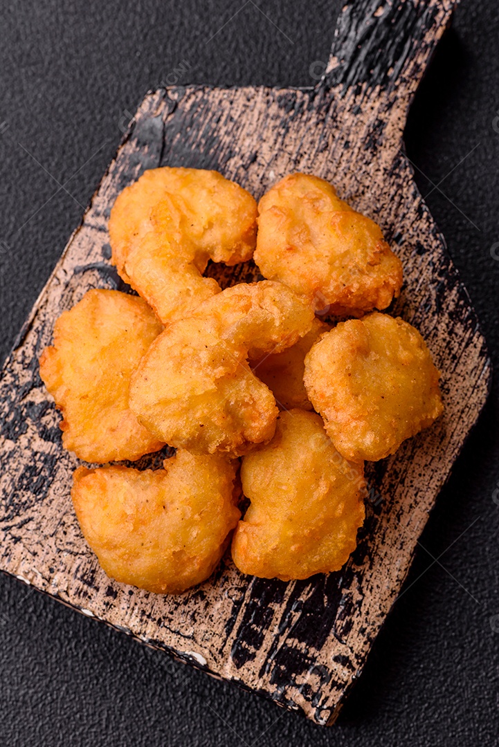 Nuggets de frango frito em um prato mesa concreto