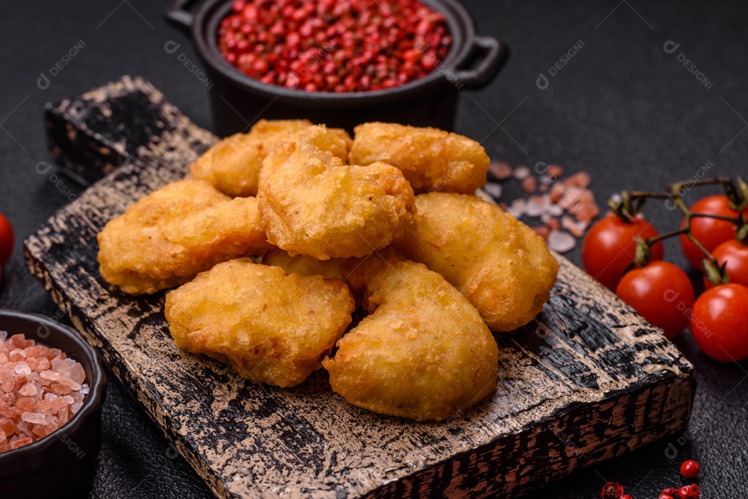 Nuggets de frango frito em um prato mesa concreto