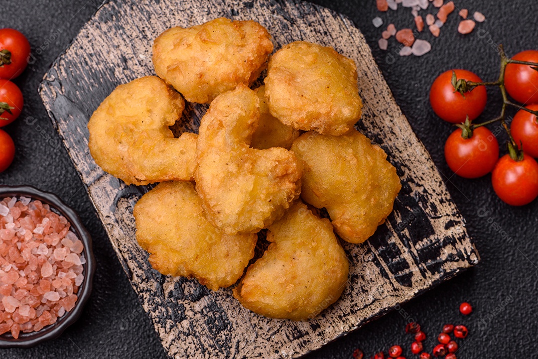 Nuggets de frango frito em um prato mesa concreto
