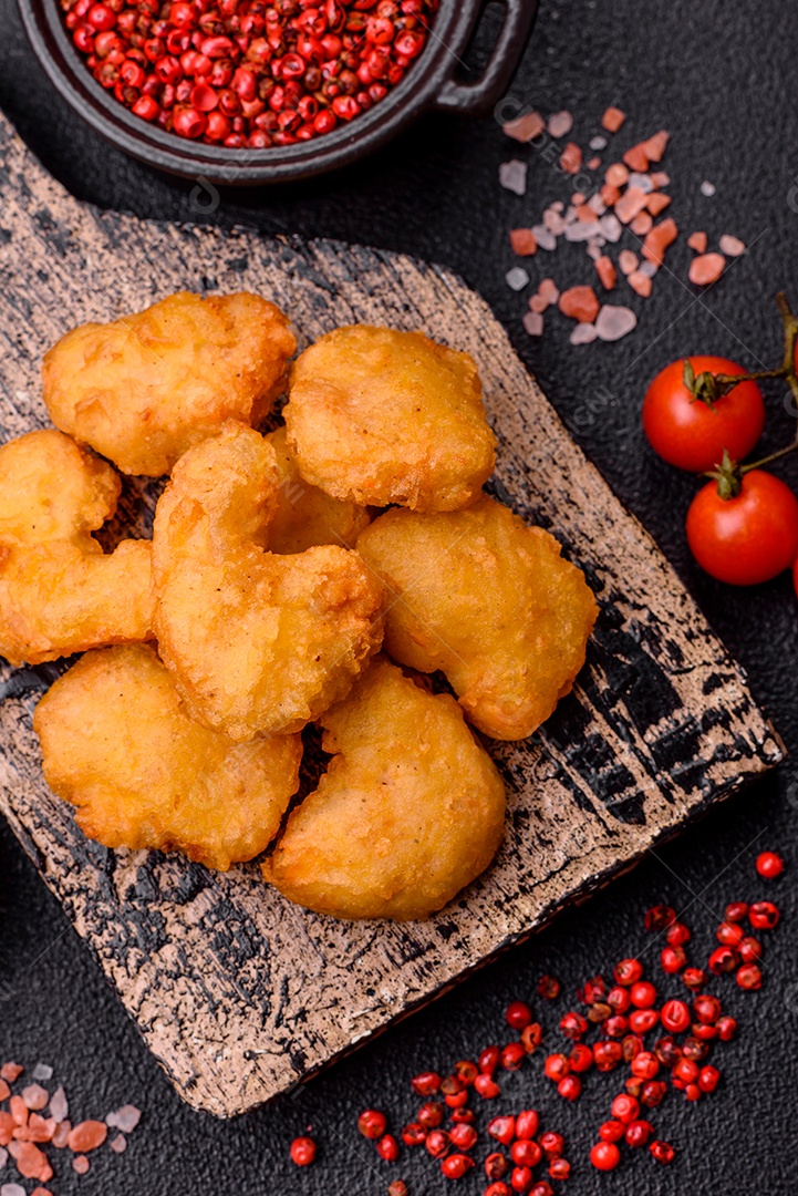 Nuggets de frango frito em um prato mesa concreto