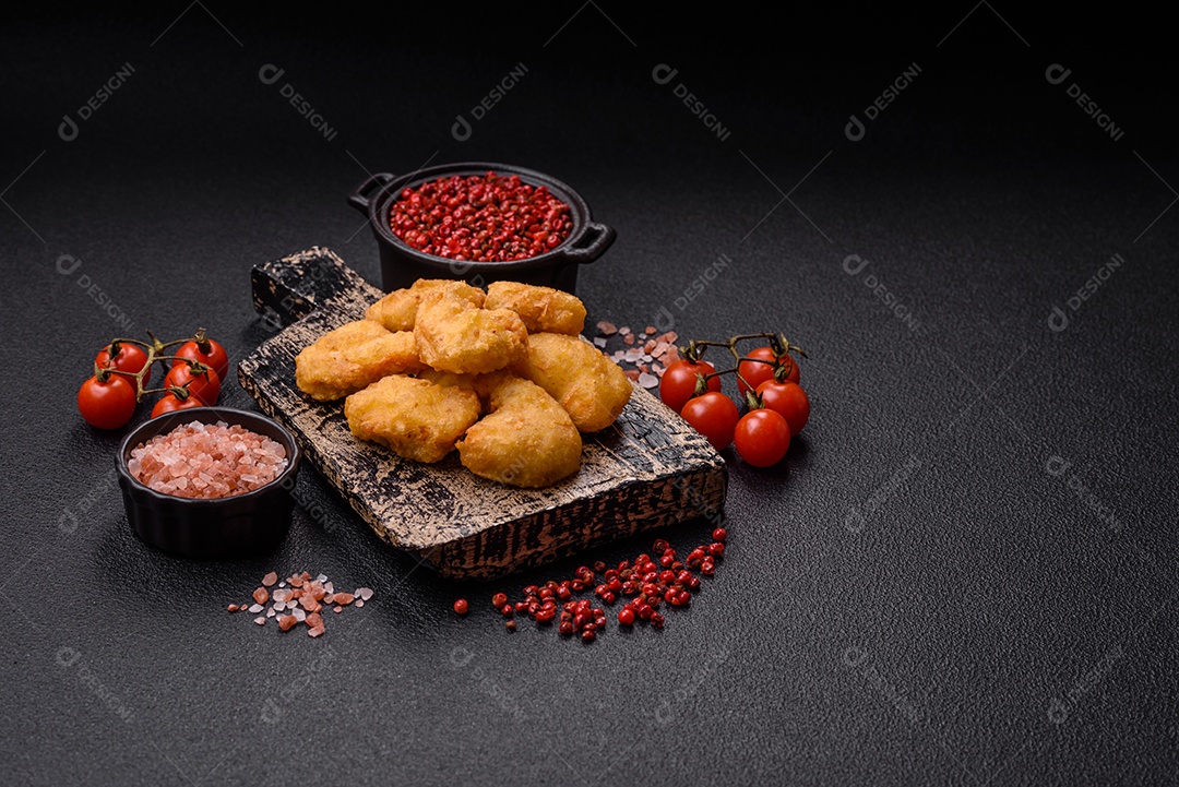 Nuggets de frango frito em um prato mesa concreto