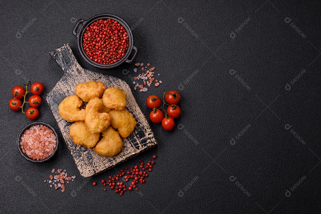 Nuggets de frango frito em um prato mesa concreto