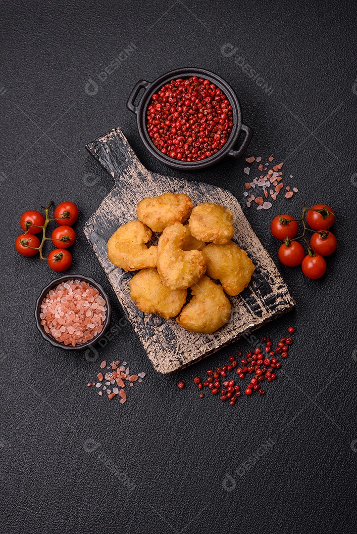 Nuggets de frango frito em um prato mesa concreto