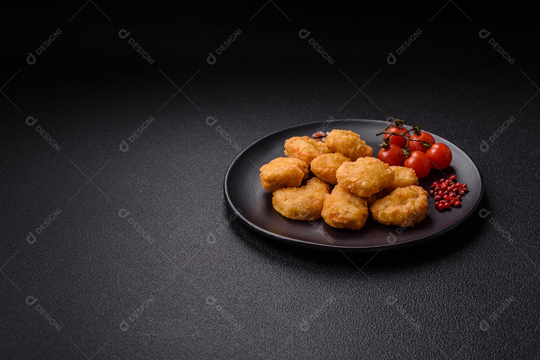 Nuggets de frango frito em um prato mesa concreto