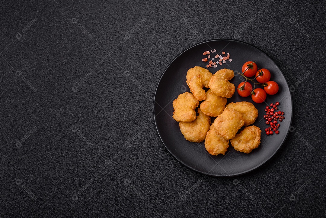 Nuggets de frango frito em um prato mesa concreto