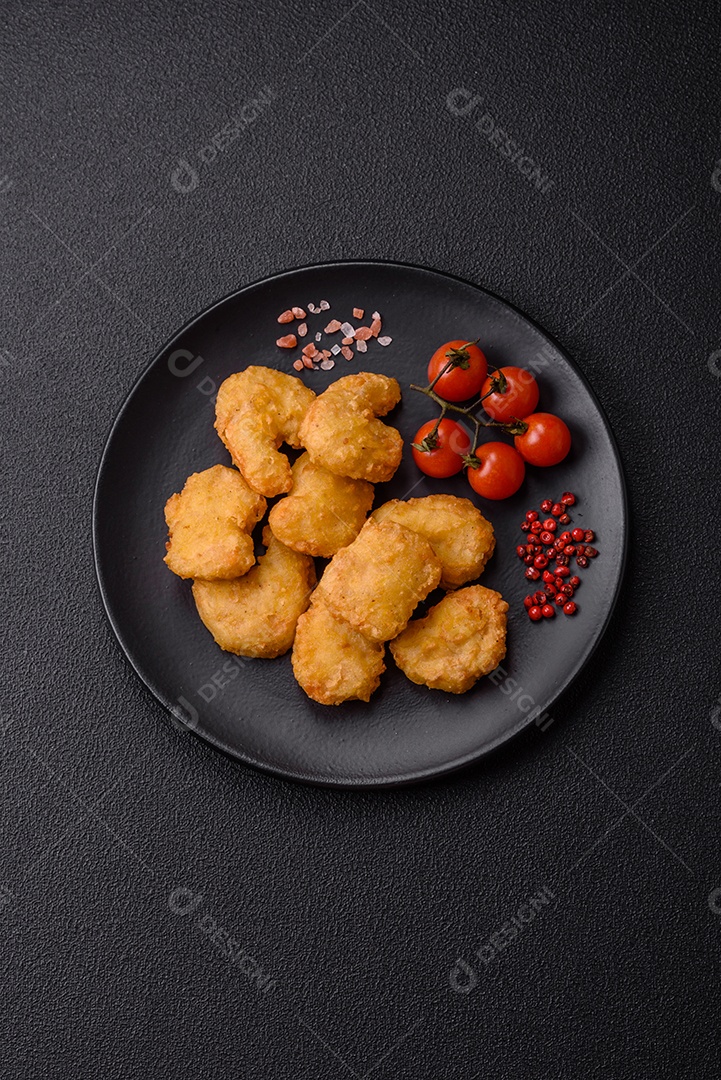 Nuggets de frango frito em um prato mesa concreto