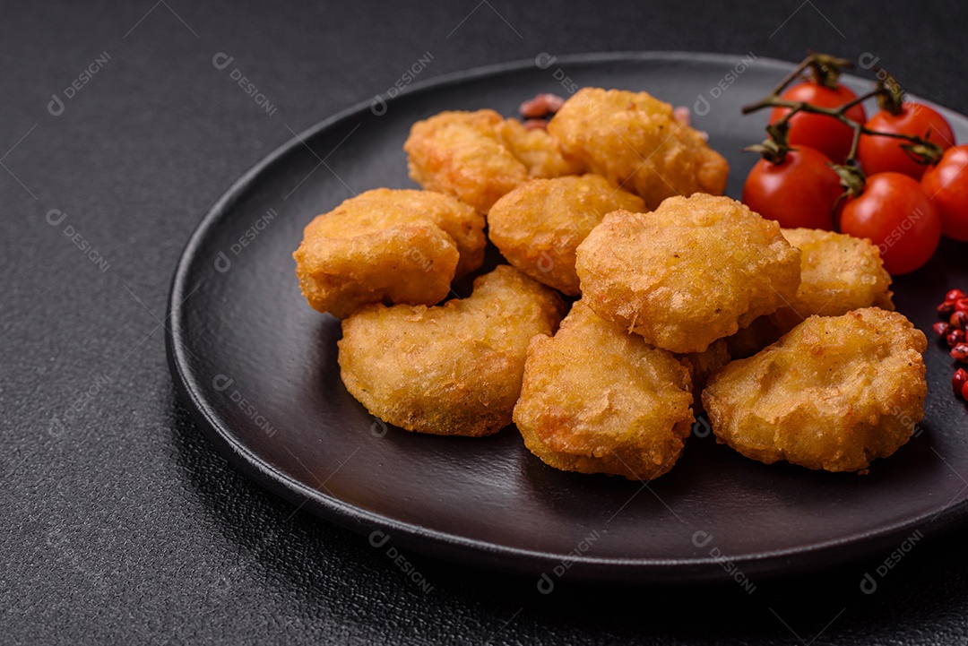 Nuggets de frango frito em um prato mesa concreto