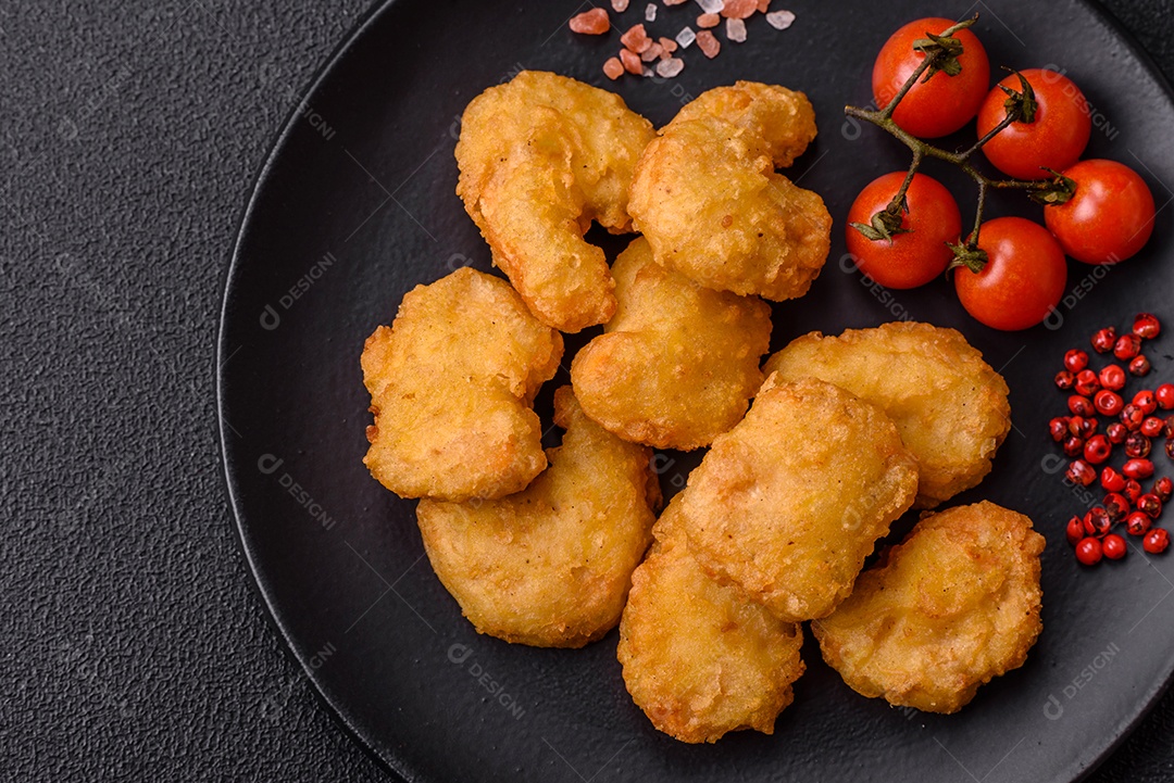 Nuggets de frango frito em um prato mesa concreto