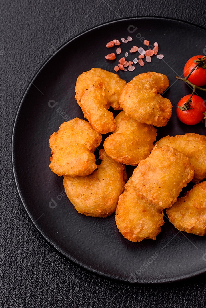 Nuggets de frango frito em um prato mesa concreto