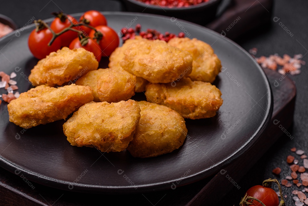 Nuggets de frango frito em um prato mesa concreto