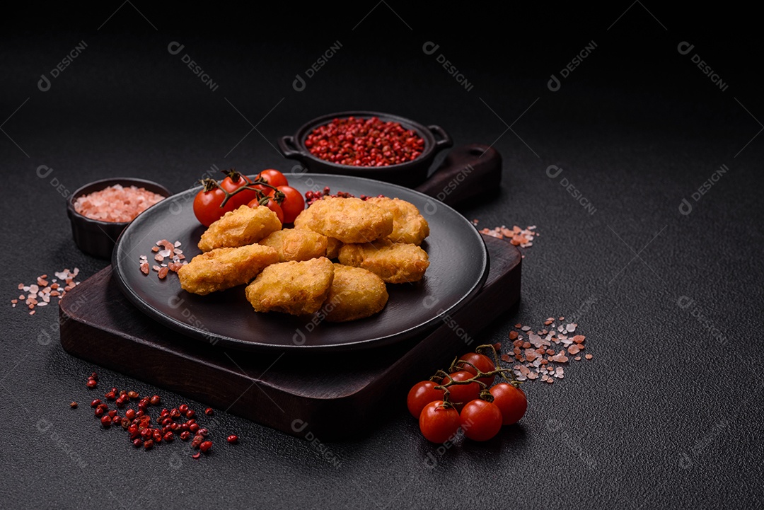 Nuggets de frango frito em um prato mesa concreto