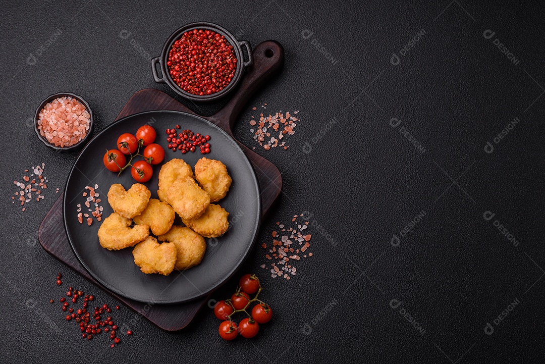 Nuggets de frango frito em um prato mesa concreto