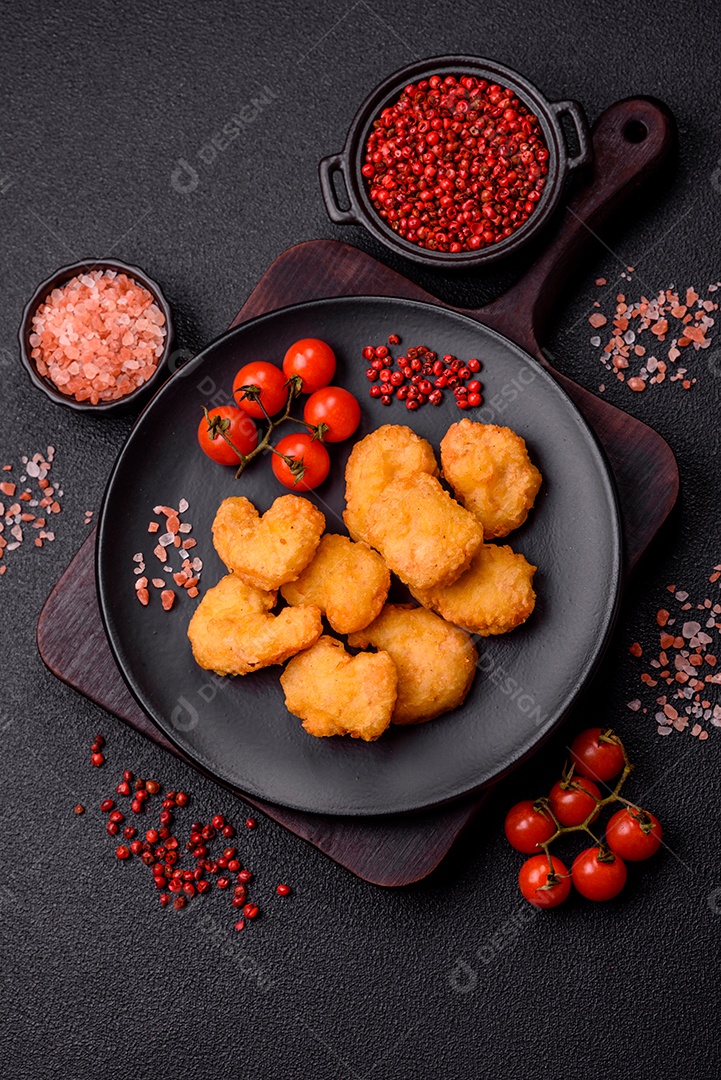 Nuggets de frango frito em um prato mesa concreto