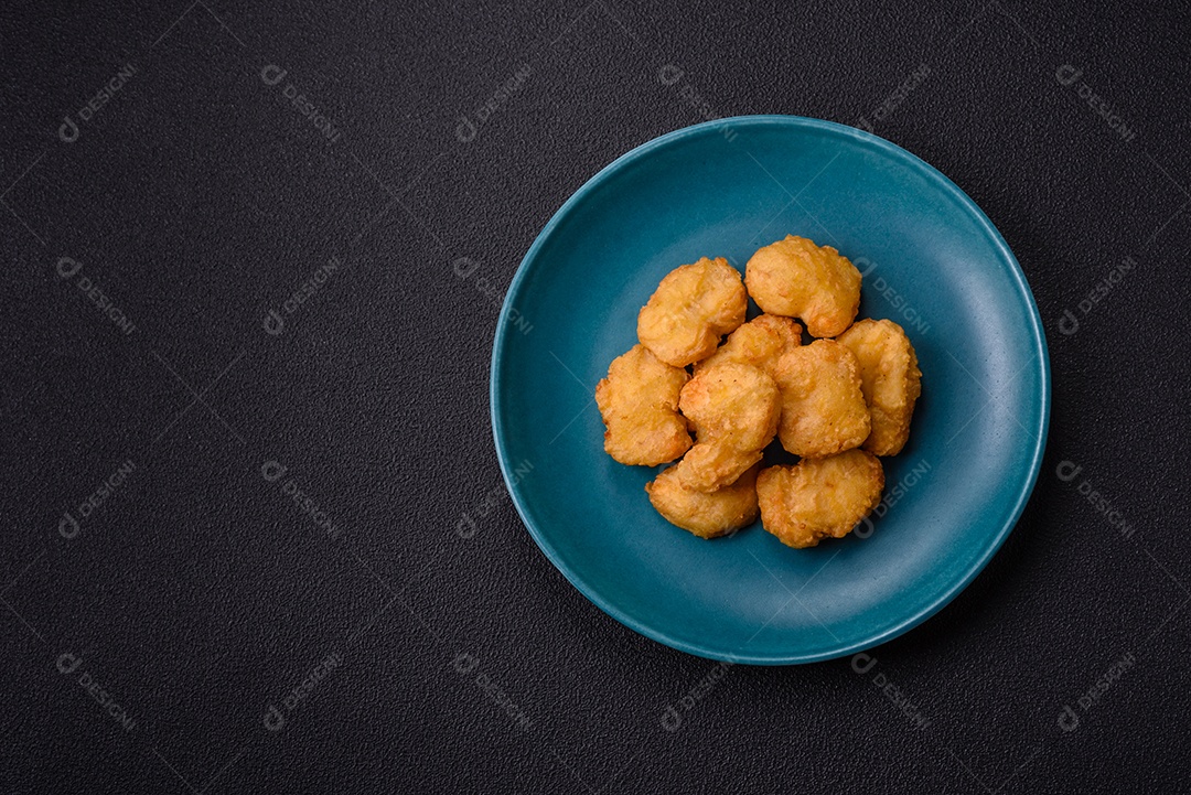 Nuggets de frango frito em um prato mesa concreto